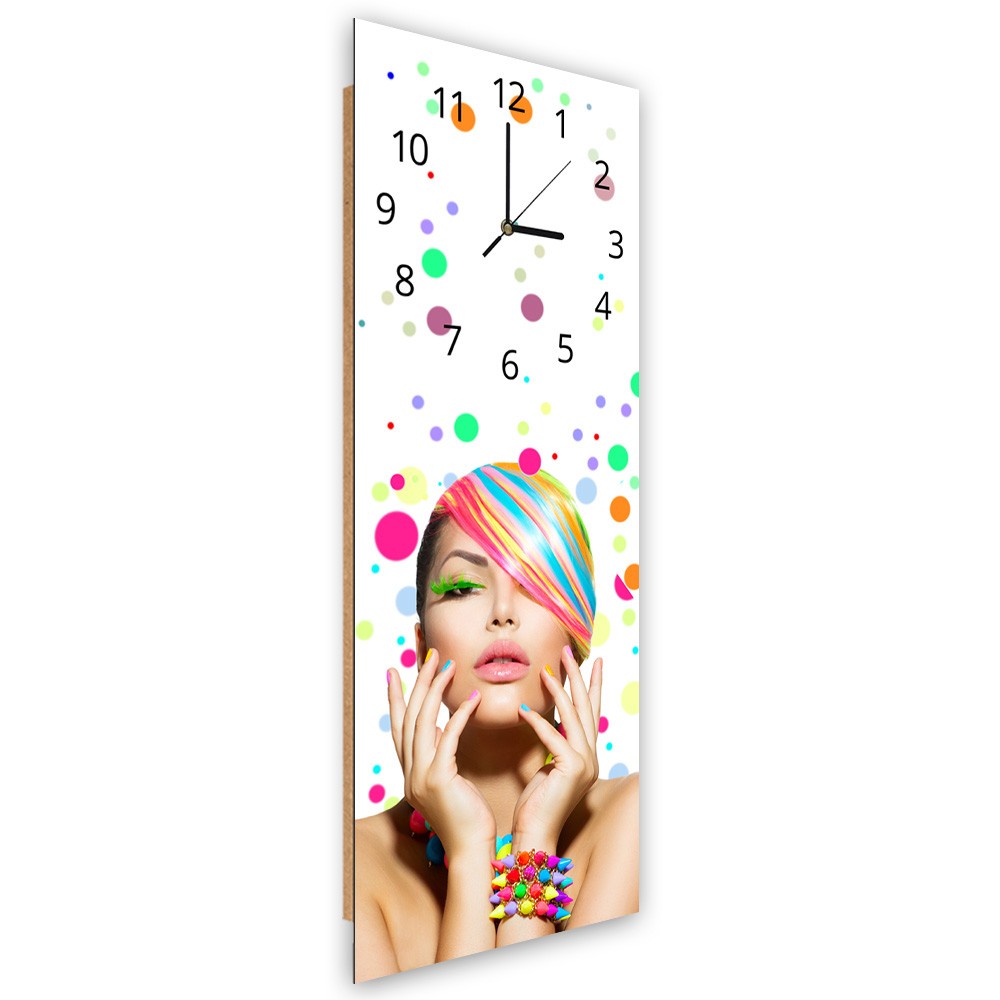 Klassische wanduhr aus faserplatte und papier mit frauenmotiv