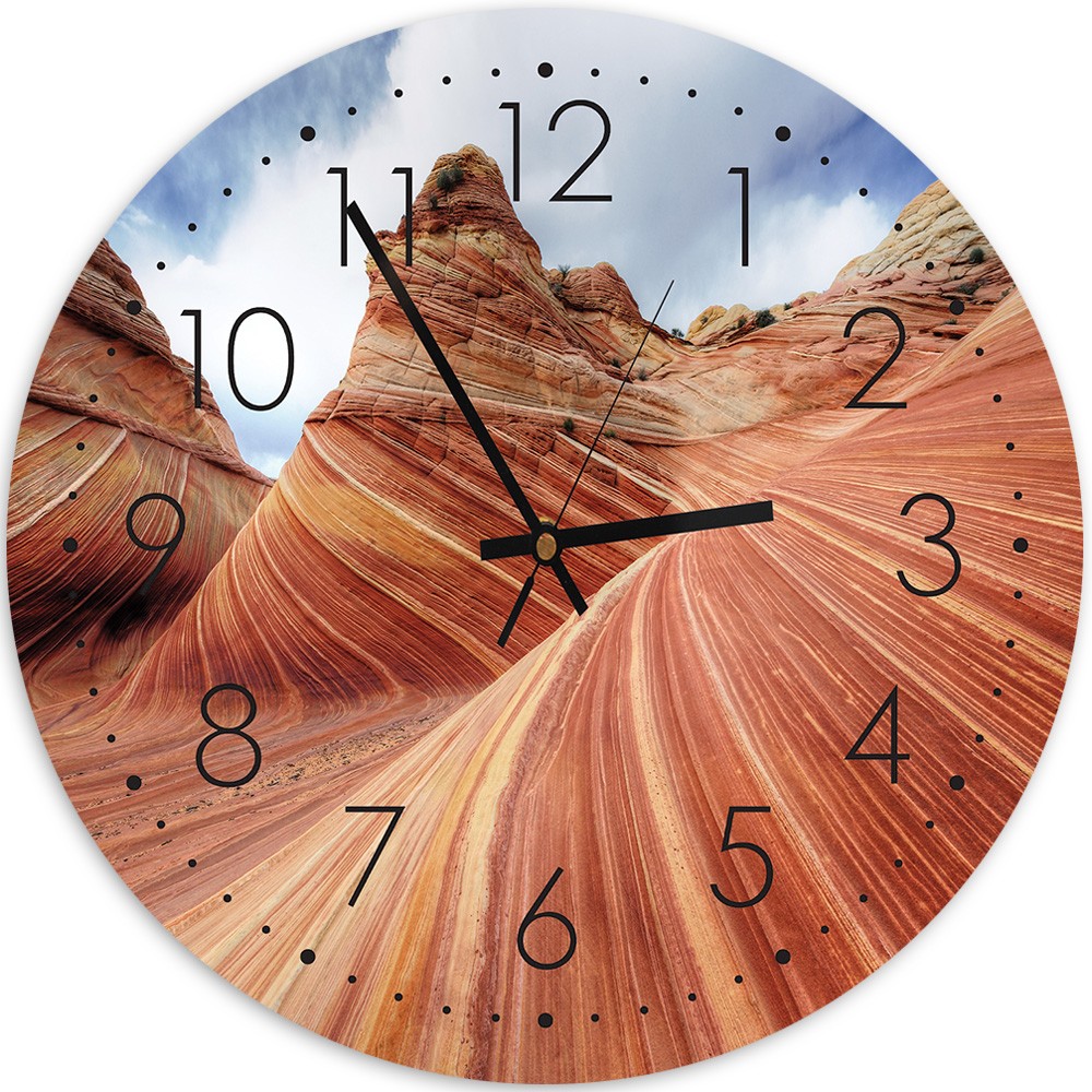 Abgerundete, analoge wanduhr mit buntem rock-dekor