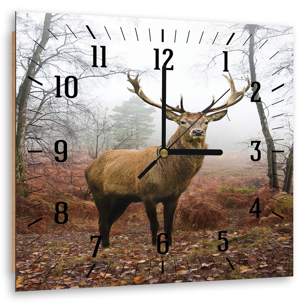 Klassische dekorative wanduhr aus faserplatte mit hirsch-design