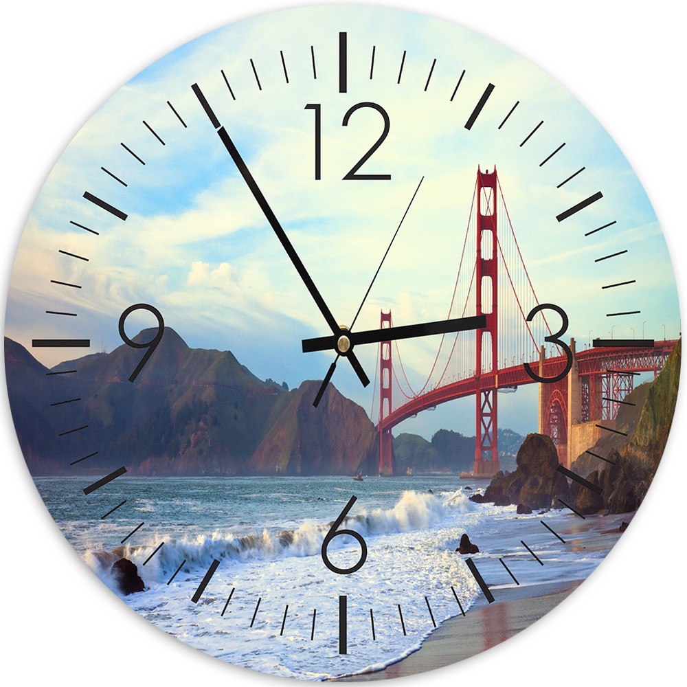 Abgerundete, analoge wanduhr mit golden-gate-dekor