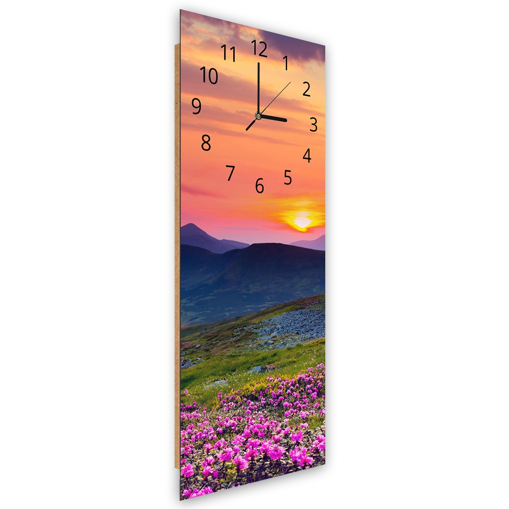 Klassische wanduhr aus faserplatte und papier mit bergmotiv